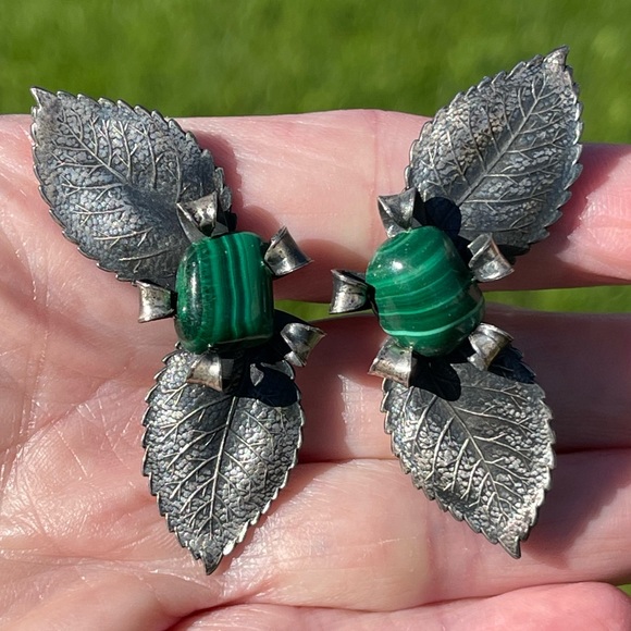 Vintage Gorgeous Pewter and Jade Costume Leaf Screw back Screwback Earrings